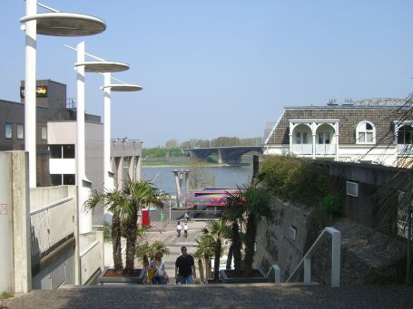 Nijmegen : Der Weg Verpoorttrappen ( direkt am Valkhofpark gelegen ) führt hinunter zur Waalkade